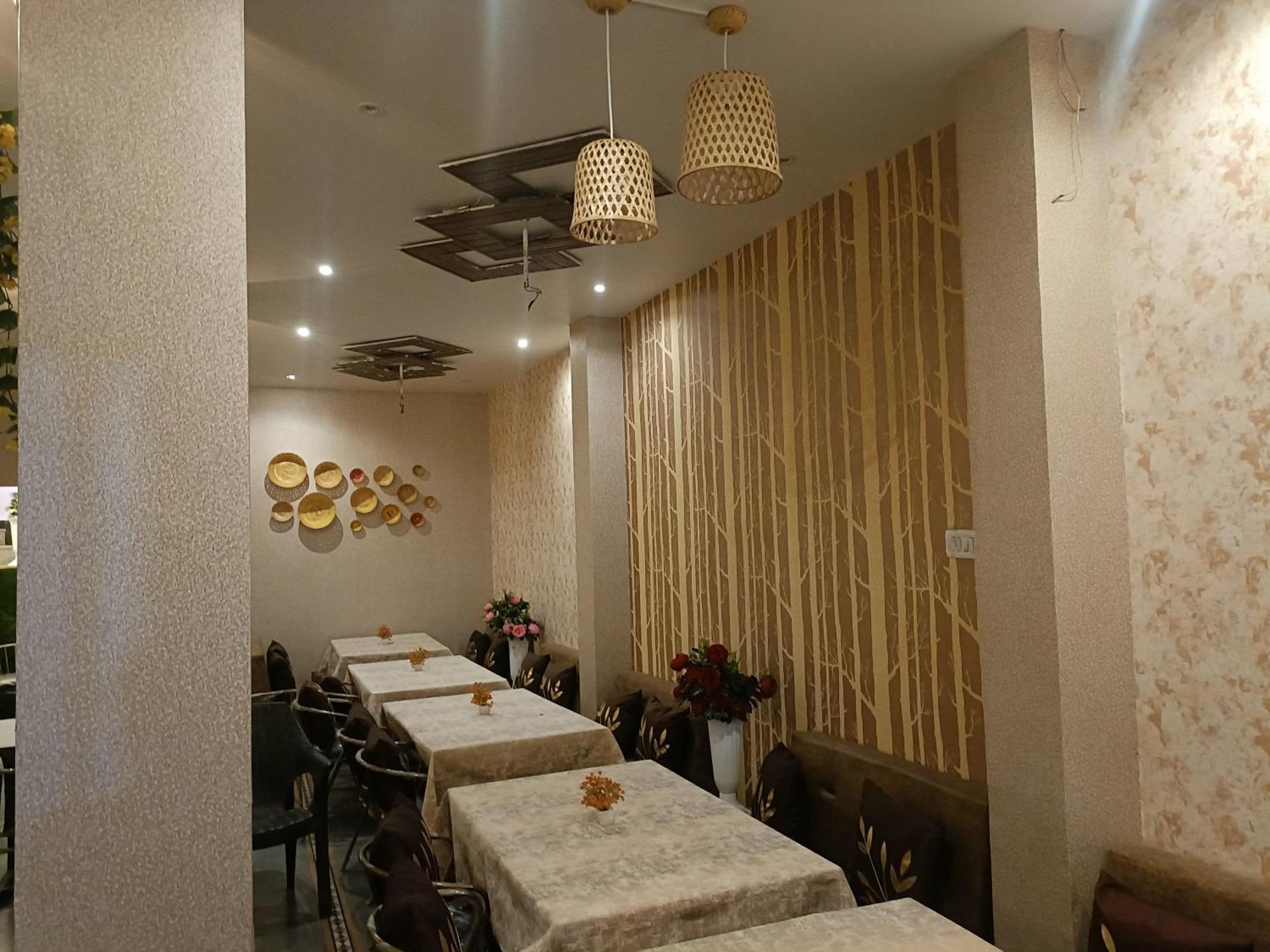 Rk Hotel & Restaurant Dewās Exterior foto